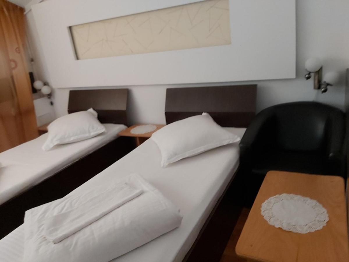 Hotel Turist Resita Bagian luar foto
