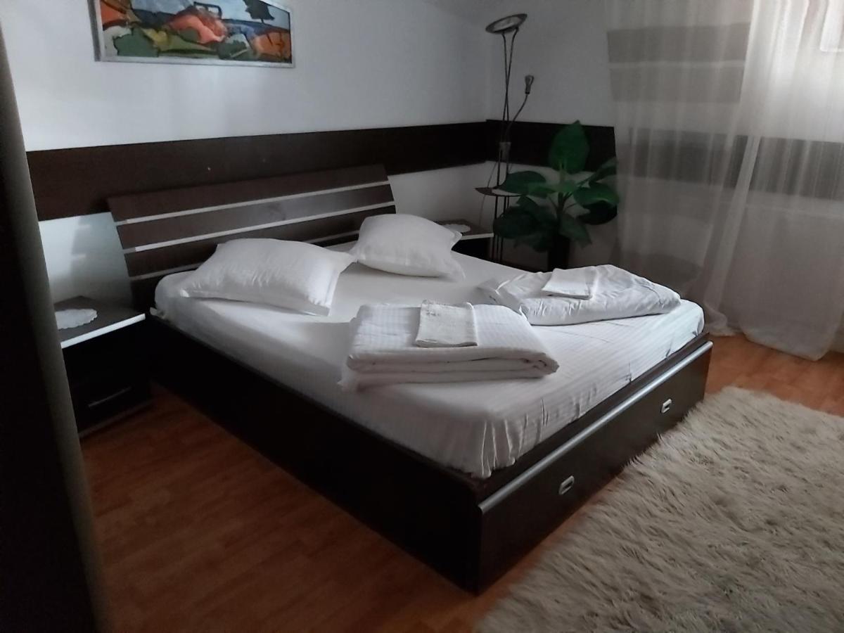 Hotel Turist Resita Bagian luar foto
