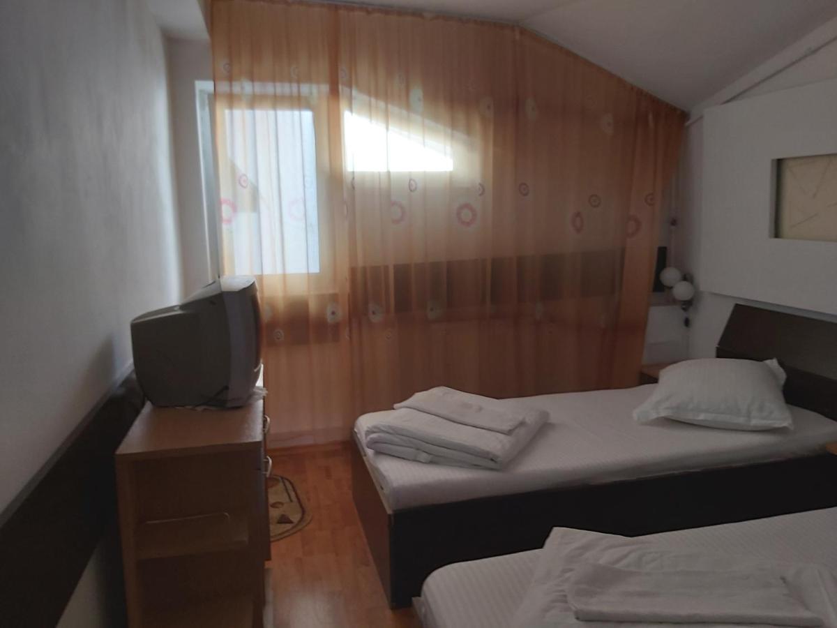 Hotel Turist Resita Bagian luar foto