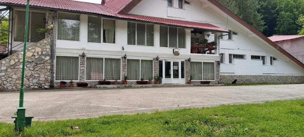 Hotel Turist Resita Bagian luar foto