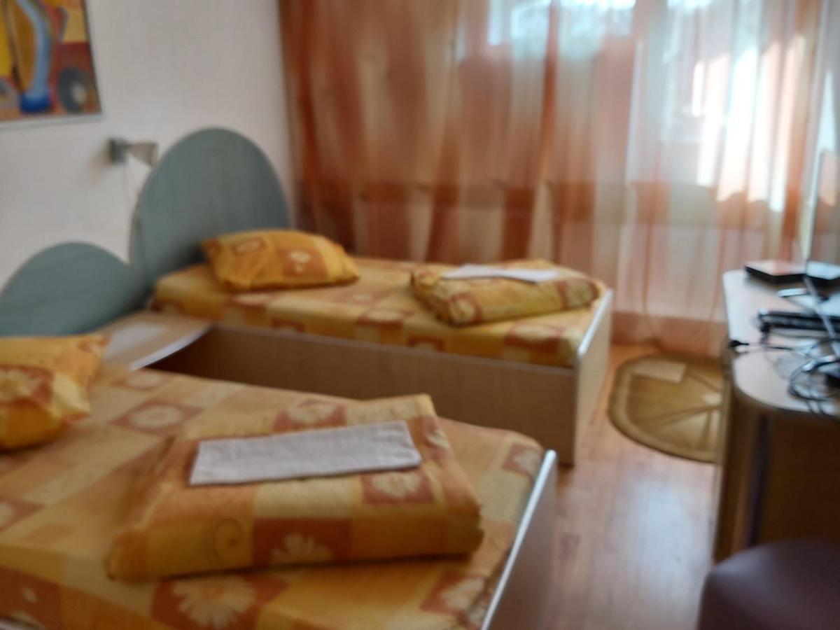 Hotel Turist Resita Bagian luar foto