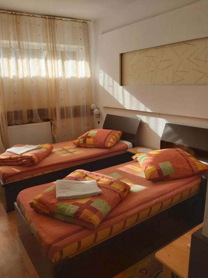 Hotel Turist Resita Bagian luar foto