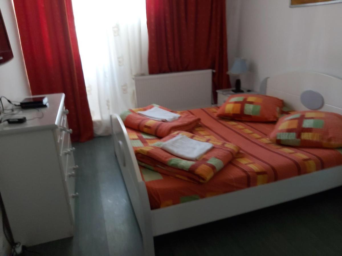 Hotel Turist Resita Bagian luar foto