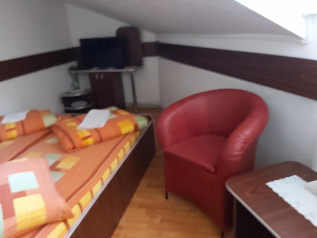 Hotel Turist Resita Bagian luar foto