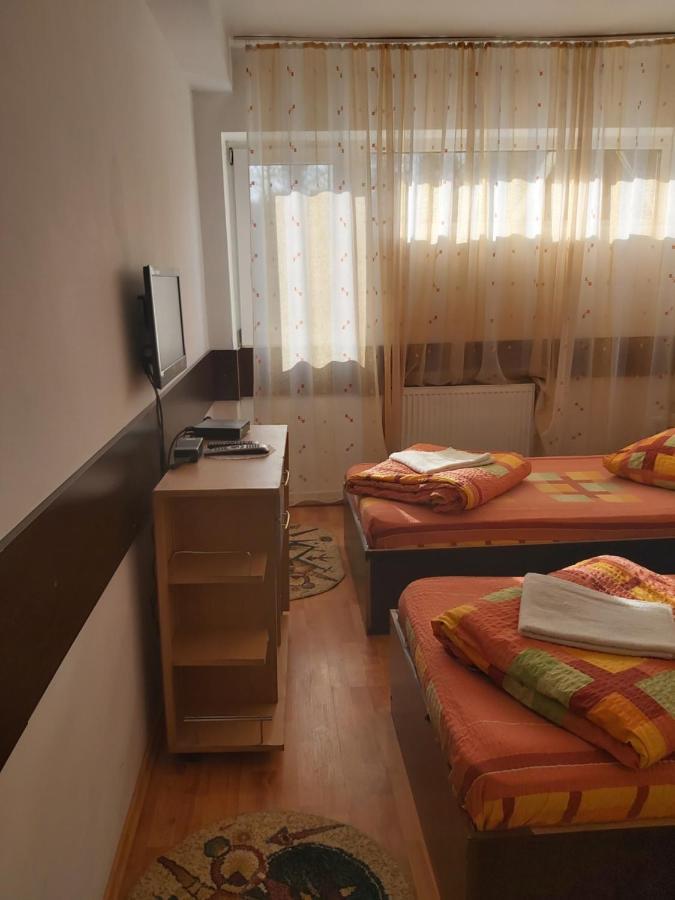 Hotel Turist Resita Bagian luar foto