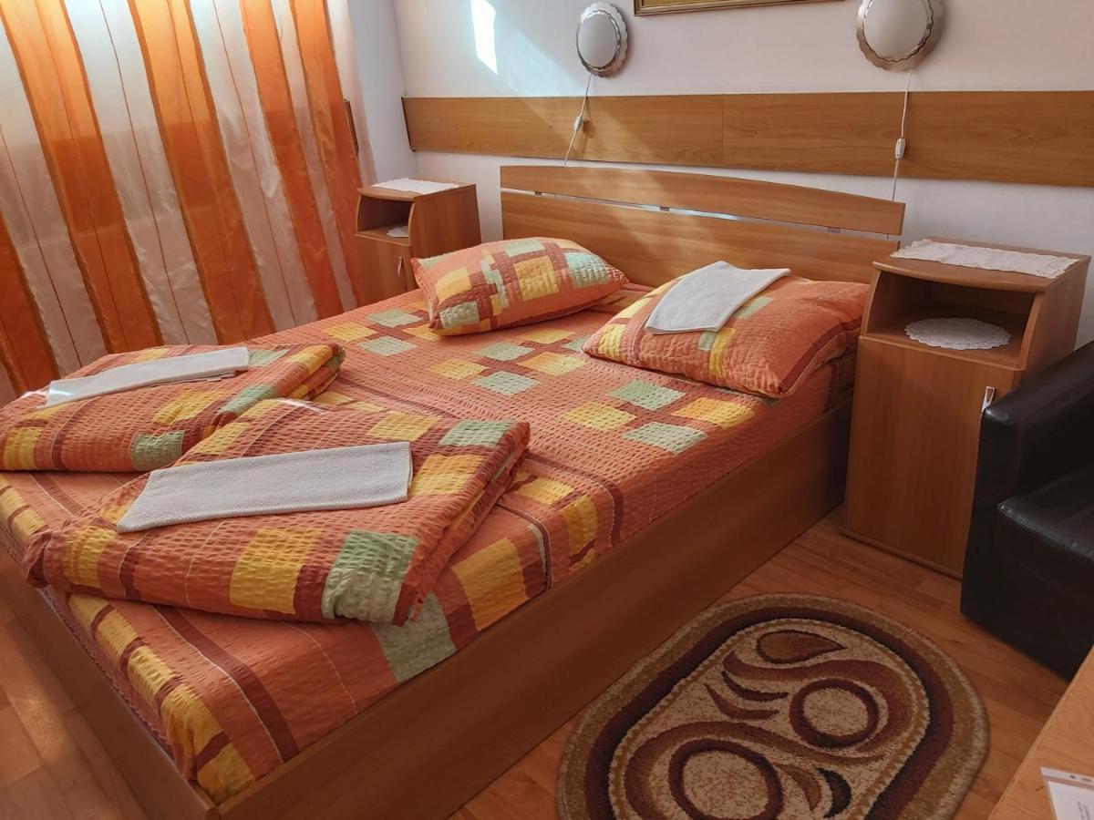 Hotel Turist Resita Bagian luar foto