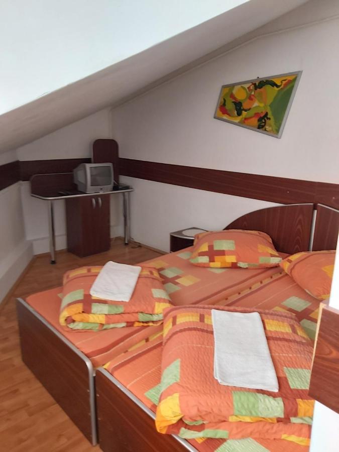 Hotel Turist Resita Bagian luar foto