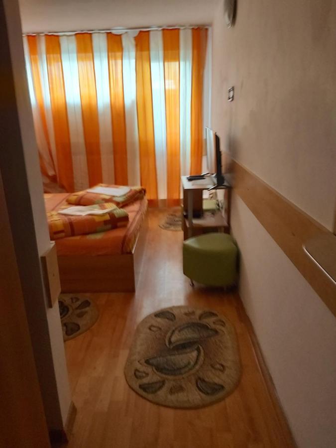 Hotel Turist Resita Bagian luar foto