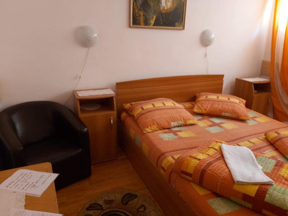 Hotel Turist Resita Bagian luar foto