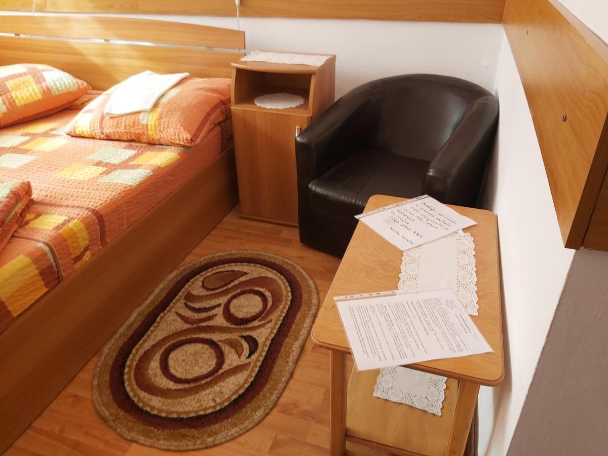 Hotel Turist Resita Bagian luar foto