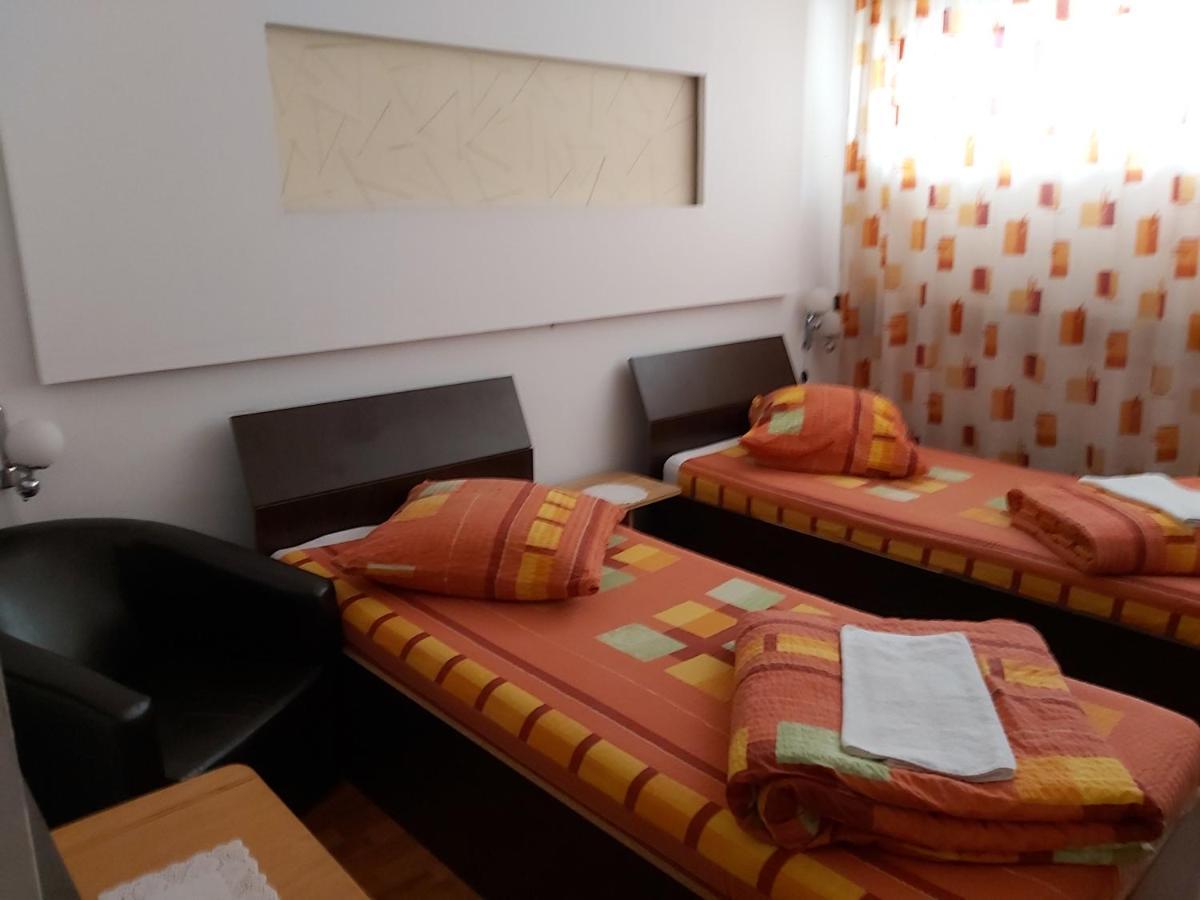 Hotel Turist Resita Bagian luar foto