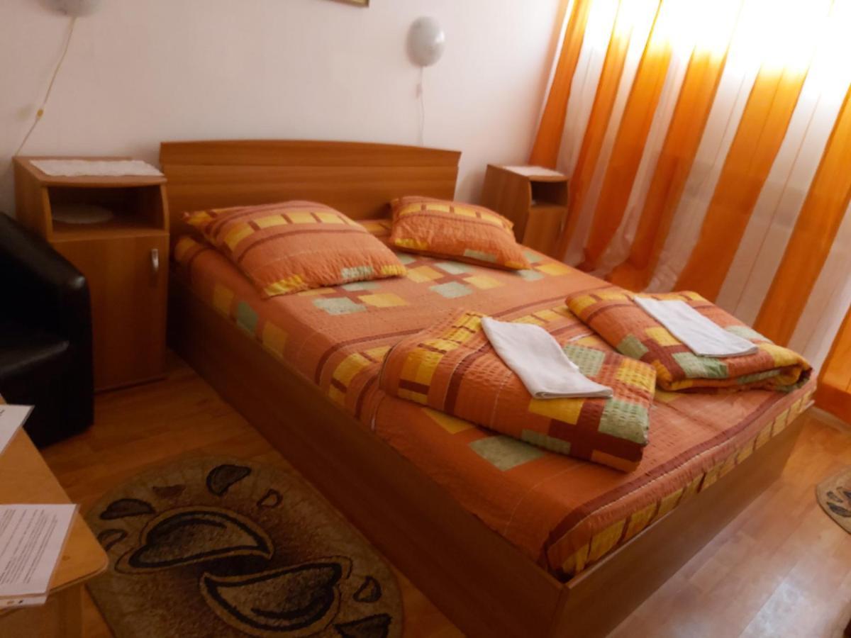 Hotel Turist Resita Bagian luar foto